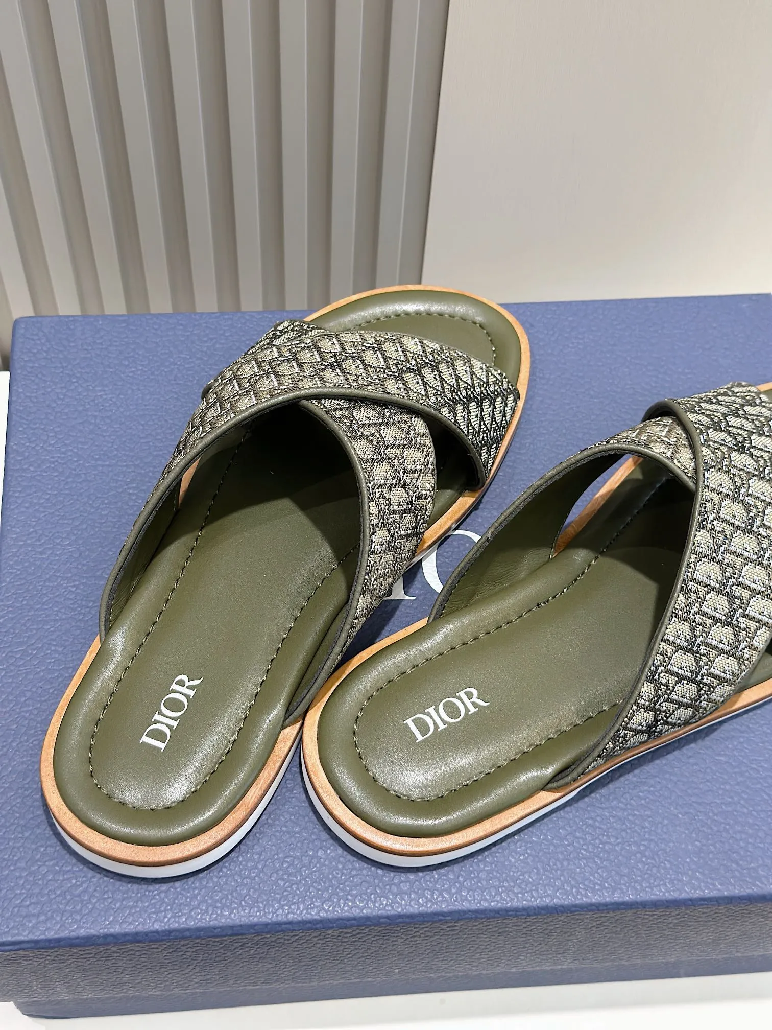 P320 [DIOR] Size 39-44 (38.45 custom-made) 2024ss Dior’s latest men’s slippers are a must-have. Dior Alias ​​Men's Genuine Leather Slippers This summer new Alias ​​sandal embodies a casual and elegant style. Carefully crafted from grained cow leather and Oblique printed fabric, with cowhide lining! Cross-strap design with metal-clad brass CD Diamond logo. The imported cowhide leather and rubber sole adds sophistication and comfort, while Oblique print-effect anti-slip panels add style.